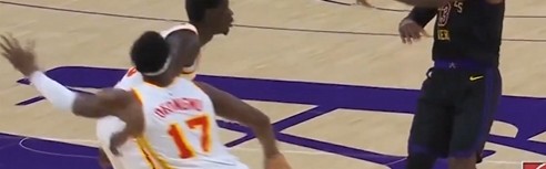 开云APP-我勒个骚邦！詹姆斯左手重传直塞 范德彪转头就接到球轻松上篮