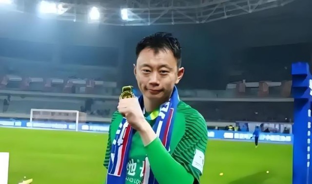 开云体育官网-上港已在冬训前完成一笔续约！本土飞翼留队无悬念，值得期待